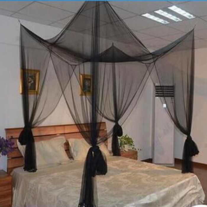 Four poster hanging crown canopy quadrate mosquito net for double bed