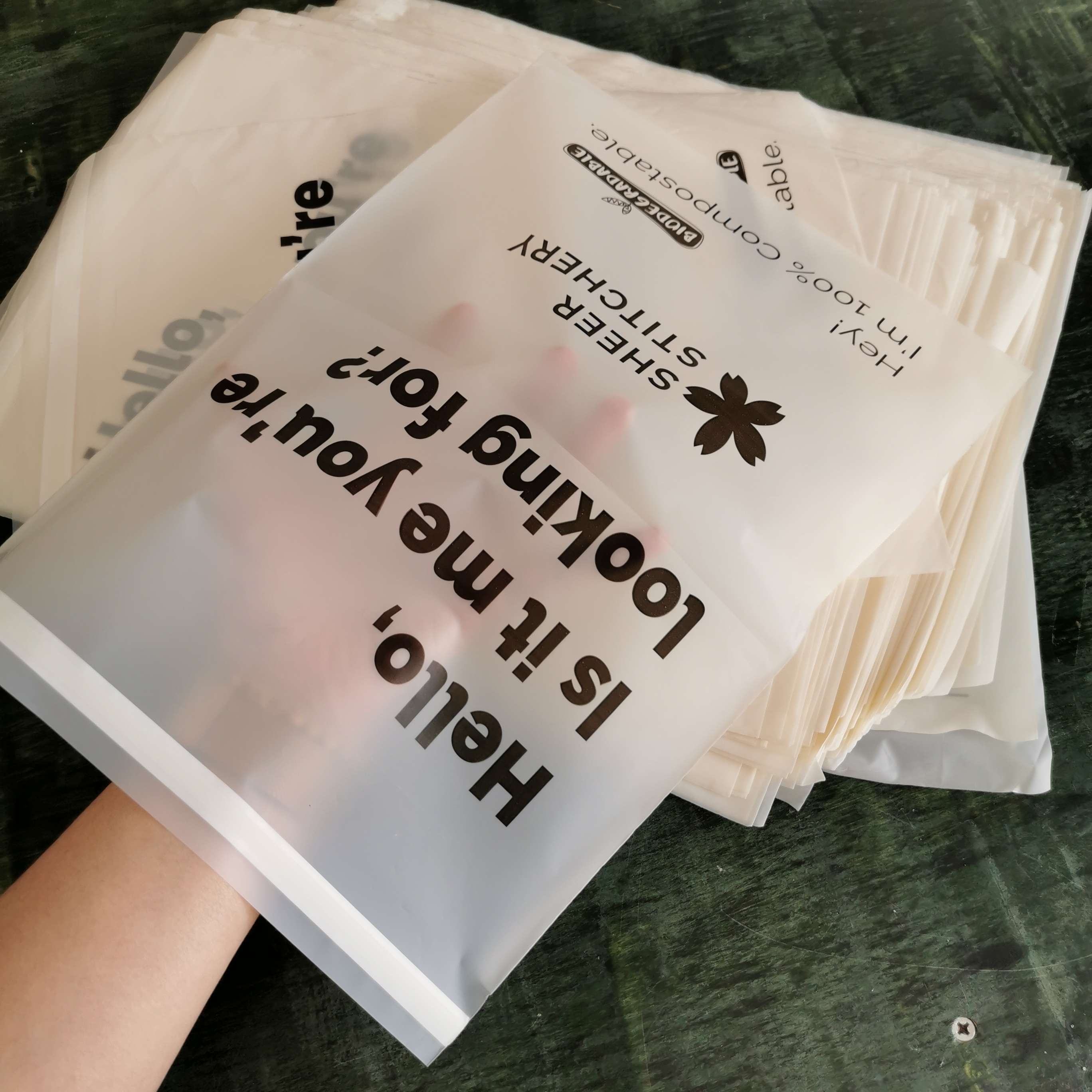 Изготовленные на заказ экологически чистые 100% биоразлагаемые мешки для почтовых отправлений из кукурузного крахмала, курьерские мешки для одежды с логотипом