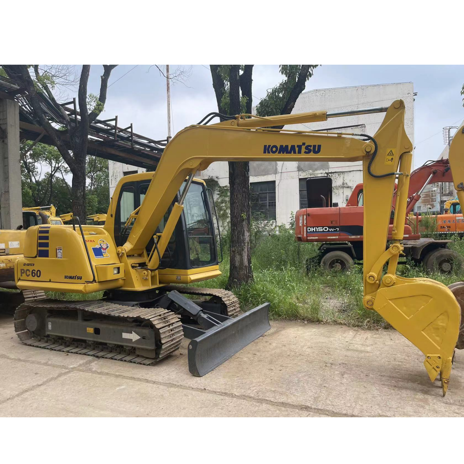 Б/у komatsu pc60-7 гусеничный экскаватор 6 лет тонный экскаватор в Шанхае, Китай (материк) продается ПК 60 60-7 PC60