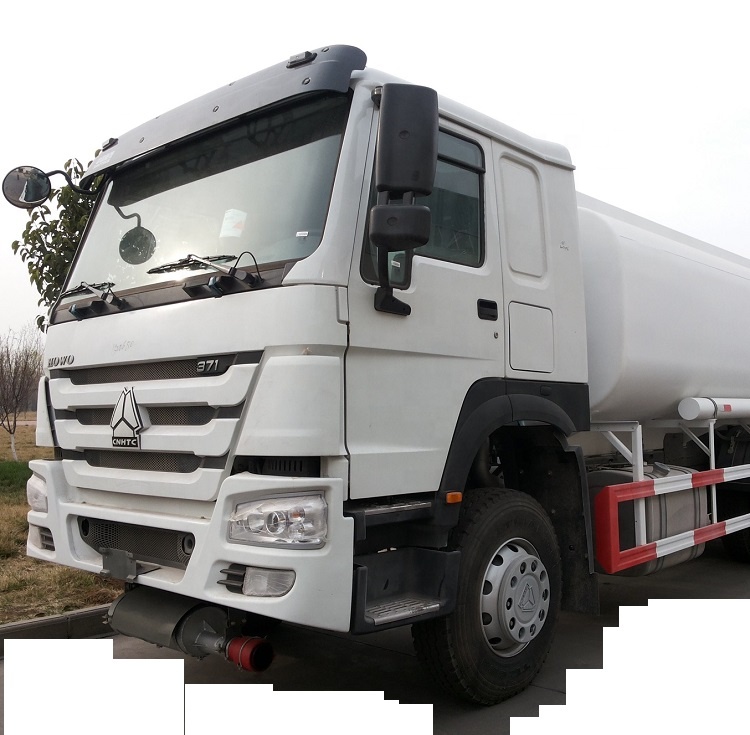 SINOTRUK HOWO 8X4 371HP 28000l топливный танкер