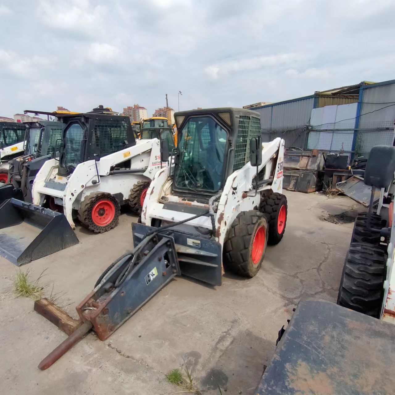 Kubota б/у Bobcat мини фронтальный погрузчик с обратной лопатой 4x4 б/у 748 кг с землеройных ковша
