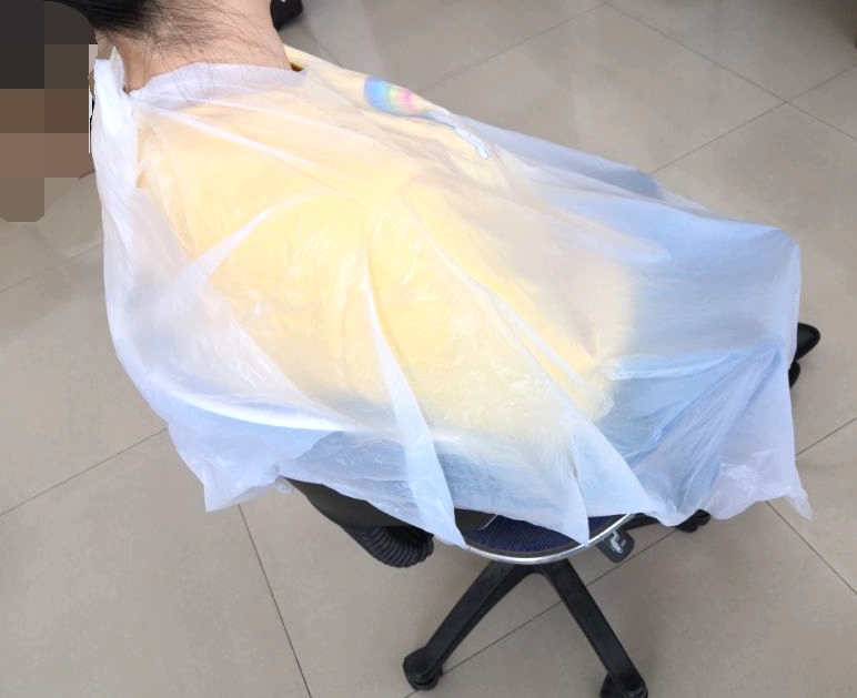 LDPE HDPE цветной синий розовый белый желтый фиолетовый розовый одноразовый в рулоне свободный салонный парикмахерский накидки
