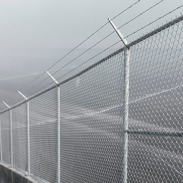 Wholesale high quality Galvanized chain link security fence with barbed wire on top.
