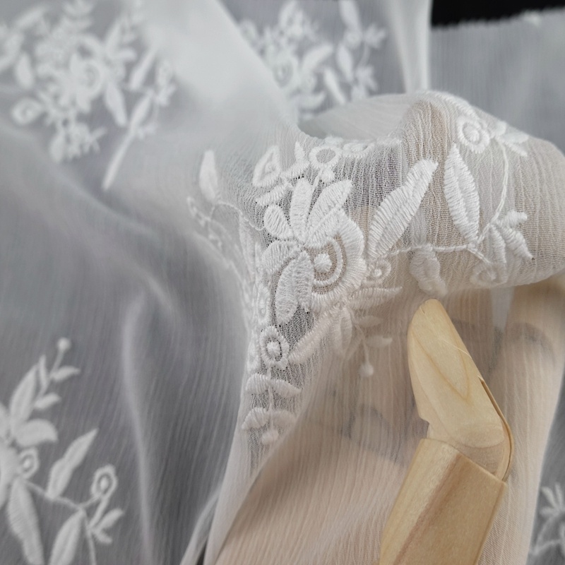 Flower Pattern 100% Polyester White Tulle Fabric with Cotton Embroidery