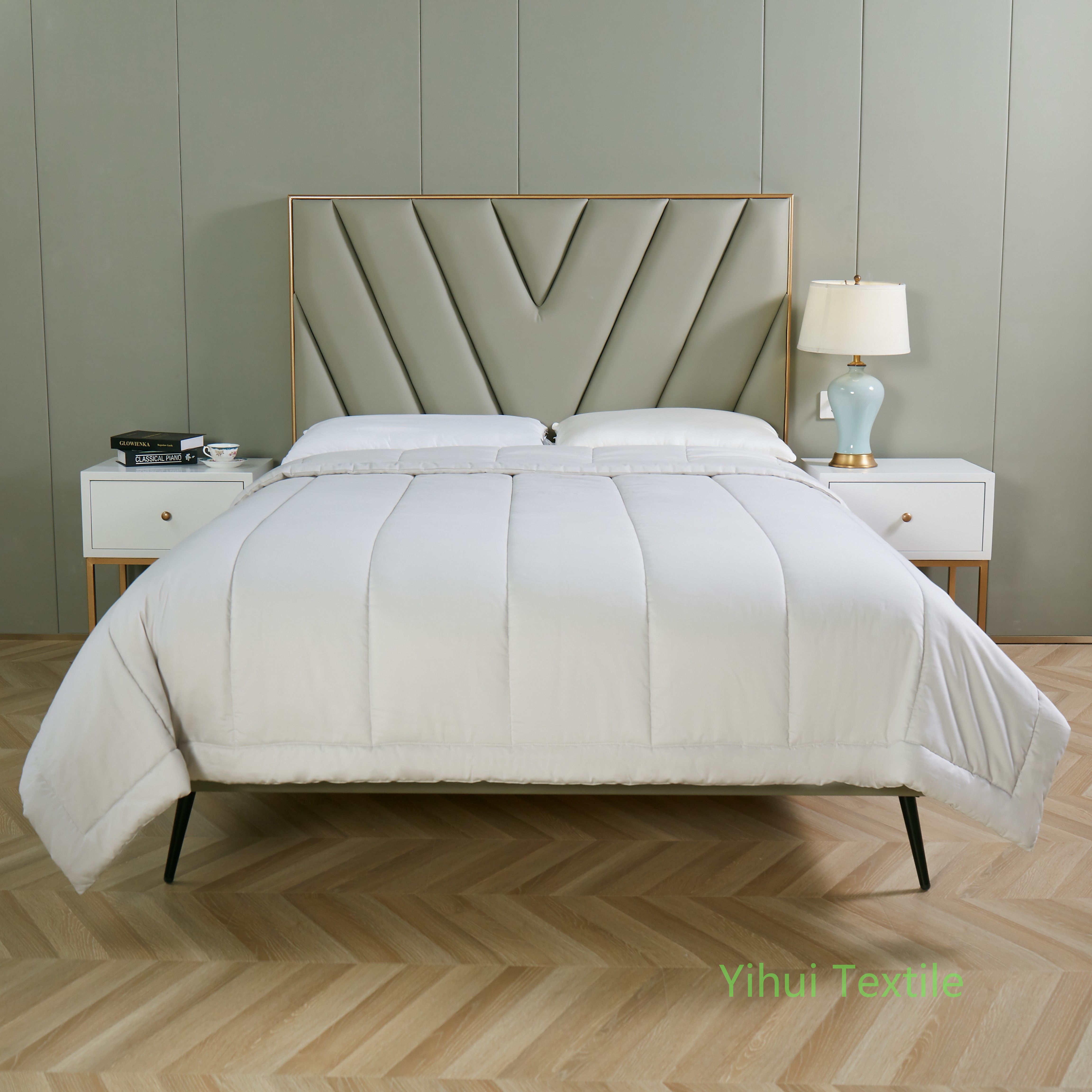 China Luxury Soft Comforter With 300TC Cotton Fabric Shell Filled With 100% Recyclable Polyester Fiber Duvet For All Seasons