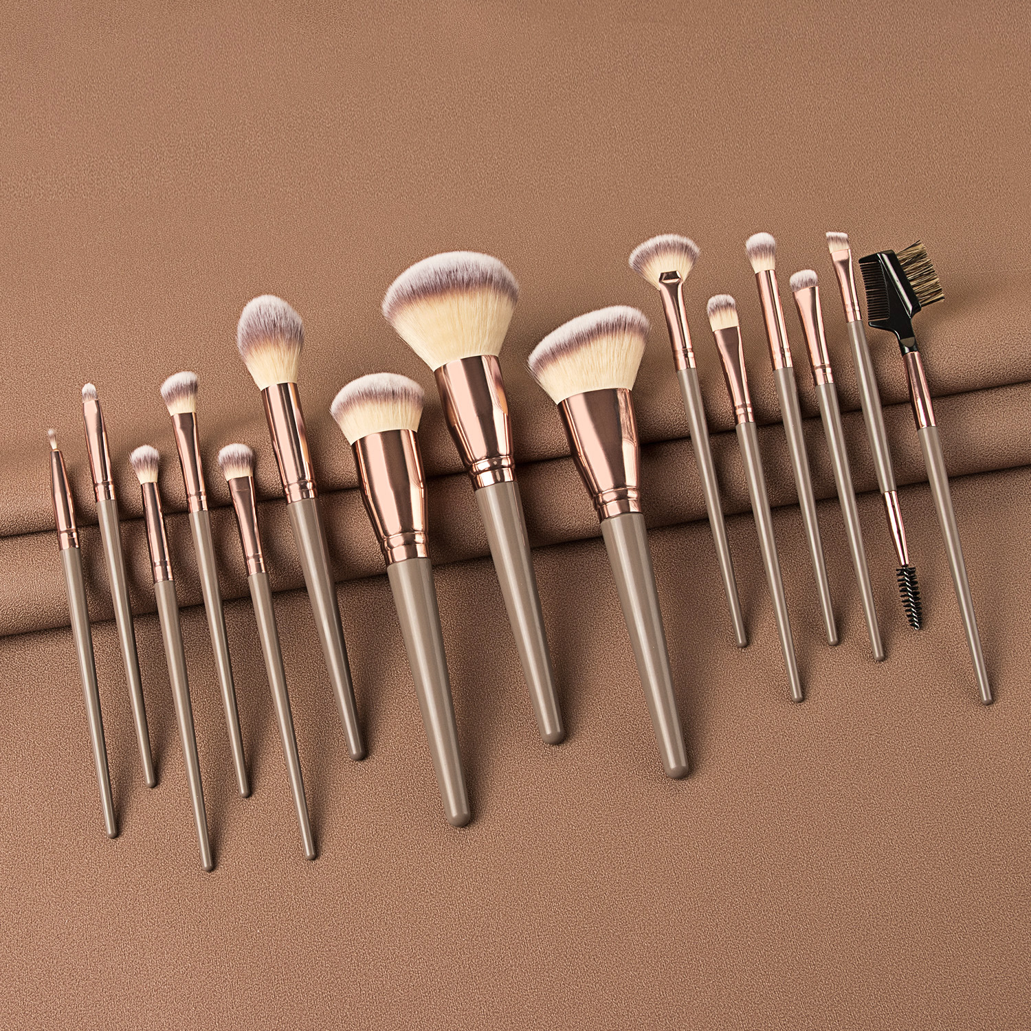 High quality low moq synthetic hair wooden handle vegan kabuki custom brushes for make up