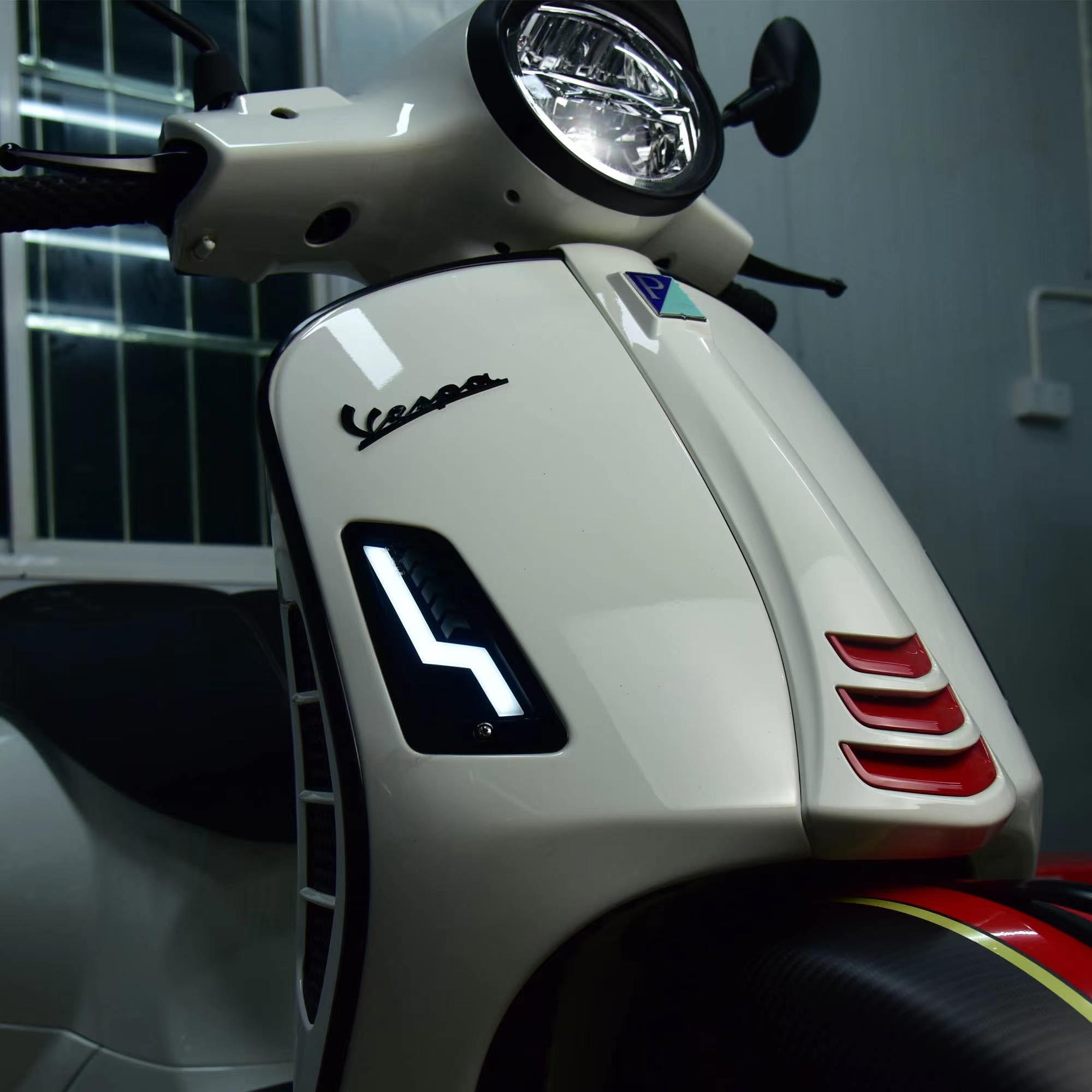 Применим для мотоцикла Vespa GTS300, модифицированный молния, указатель поворота, светодиодная сигнальная лампа