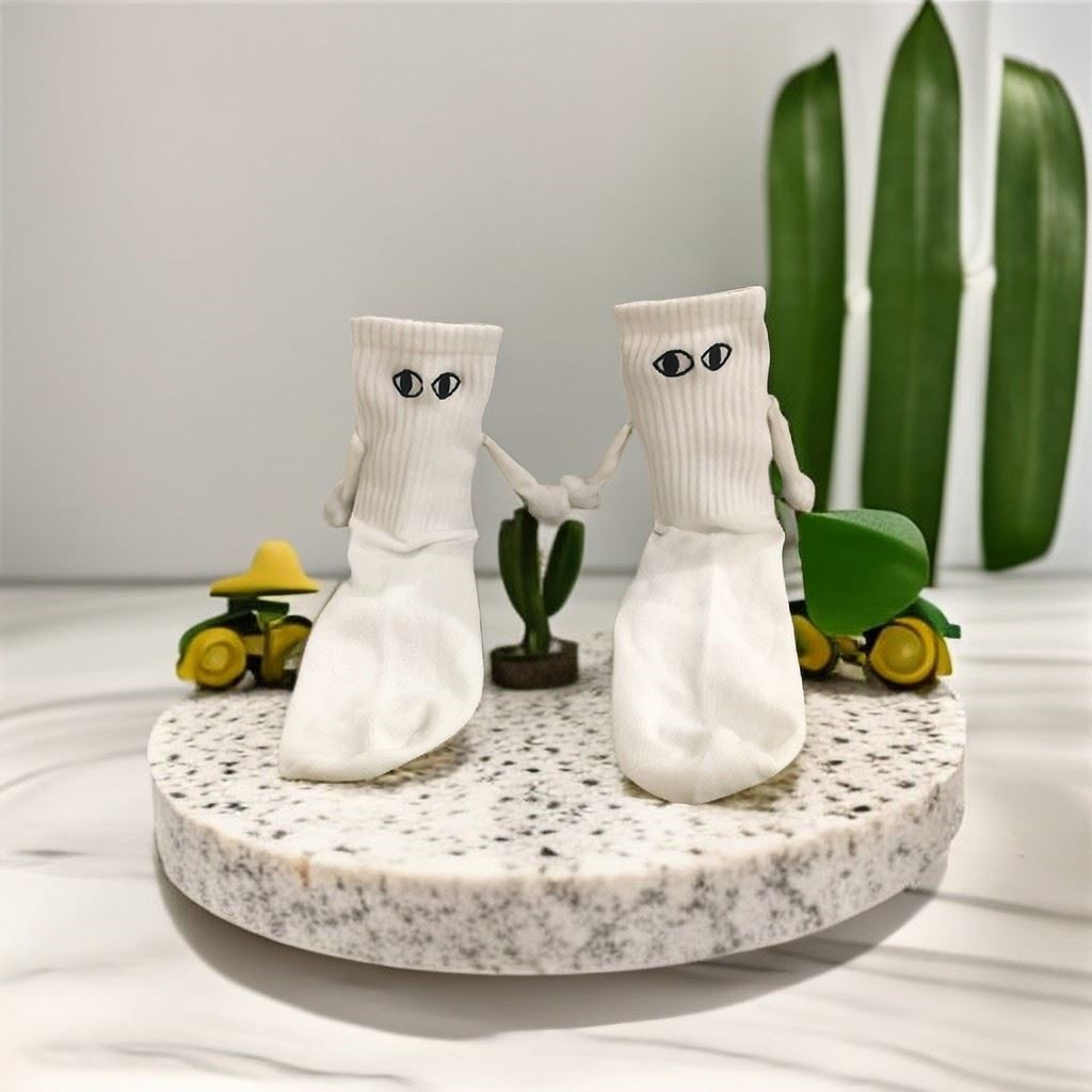 Latest design personalized dolls cute holding socks couple hold hands magnetic socks