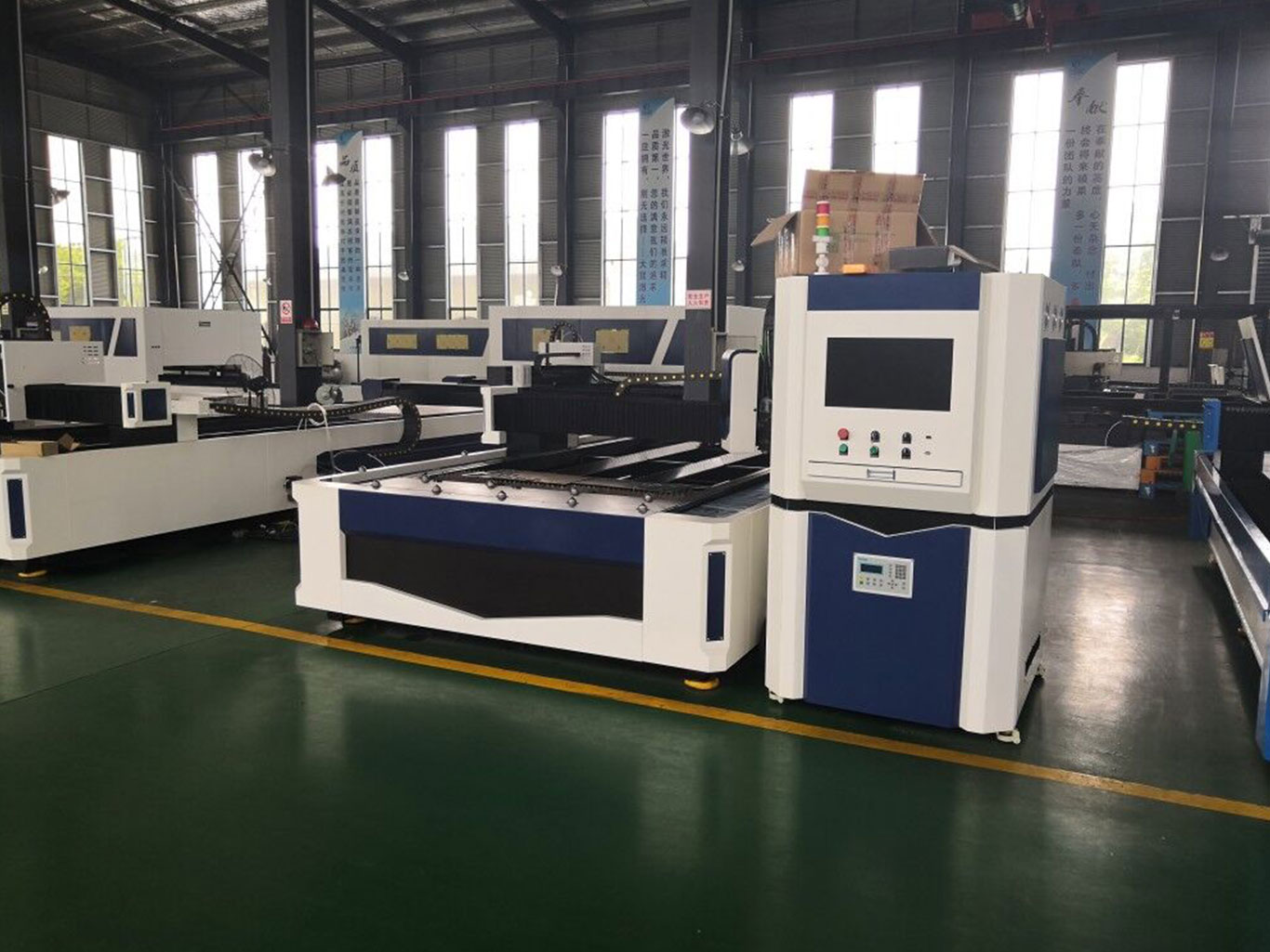 Laser Metal Cutting Machine 1325 CNC 5KW Stainless Steel Sheet Metal Iron Plate Raytools Laser Cutting Machine