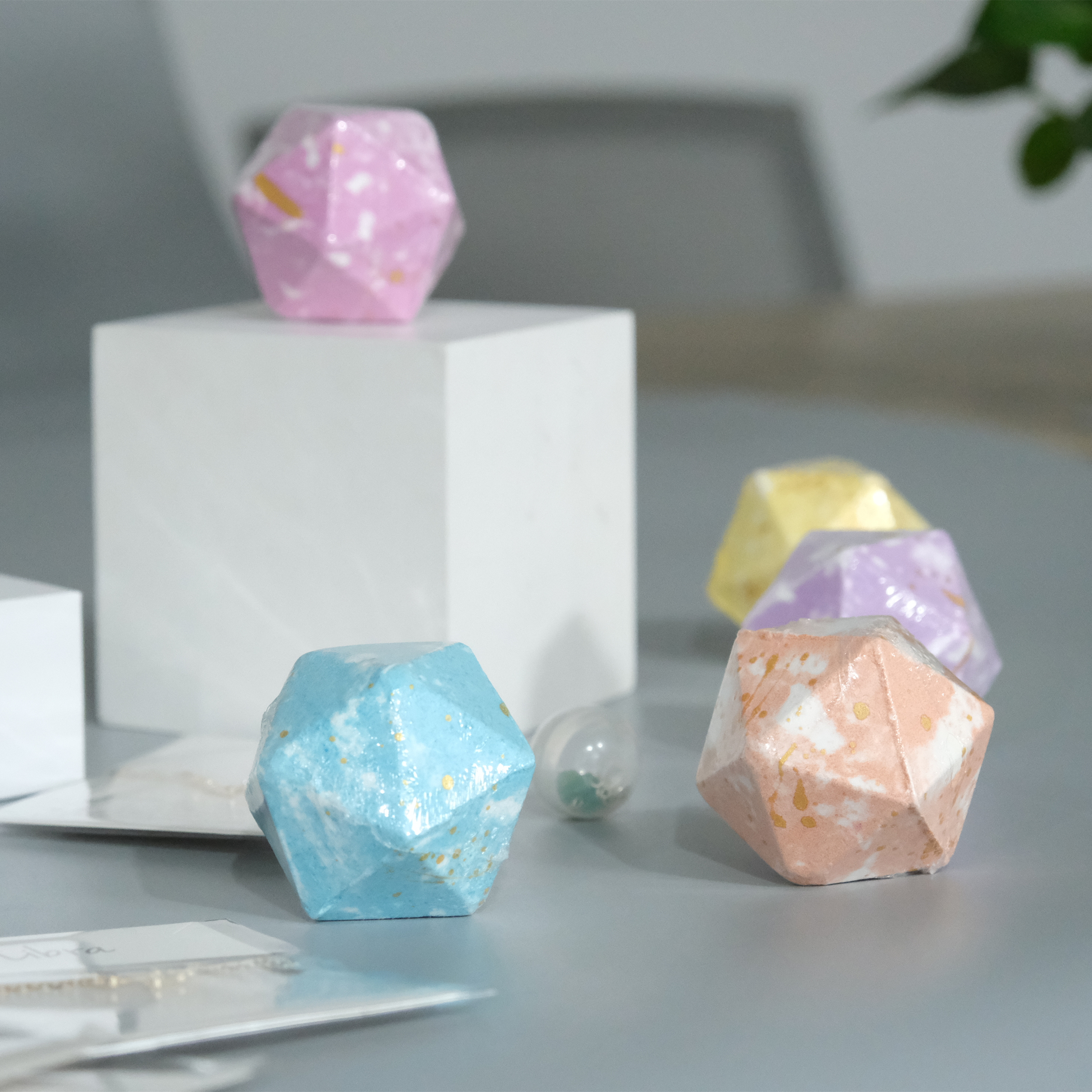 OEM частная марка, Роскошные красочные Бомбочки для ванны Fizzies для детей с игрушкой животного внутри