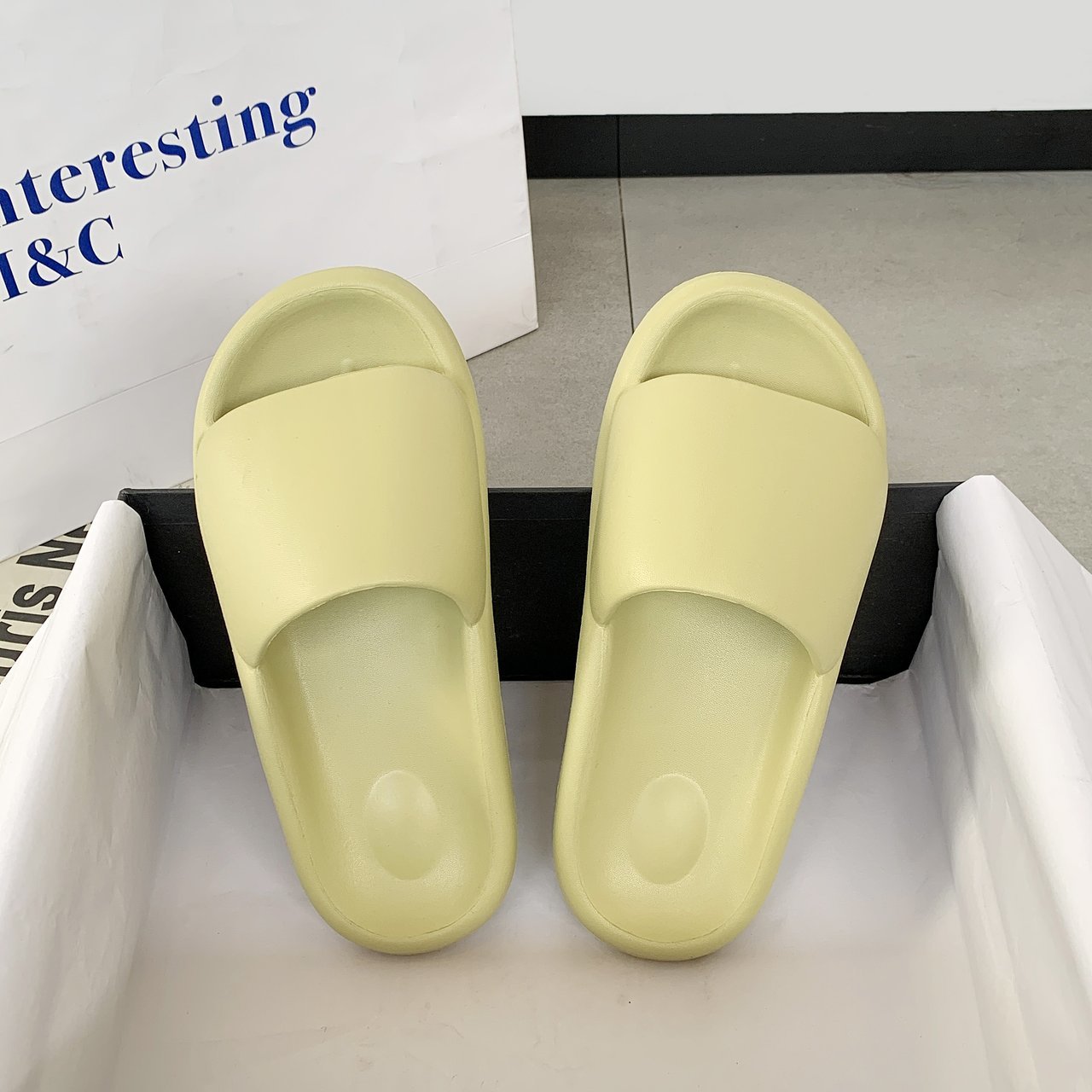 Новинка, популярные летние плюшевые тапочки EVA Yeezy, яркие тапочки на толстой подошве для женщин и женщин, Нескользящие, высокого качества