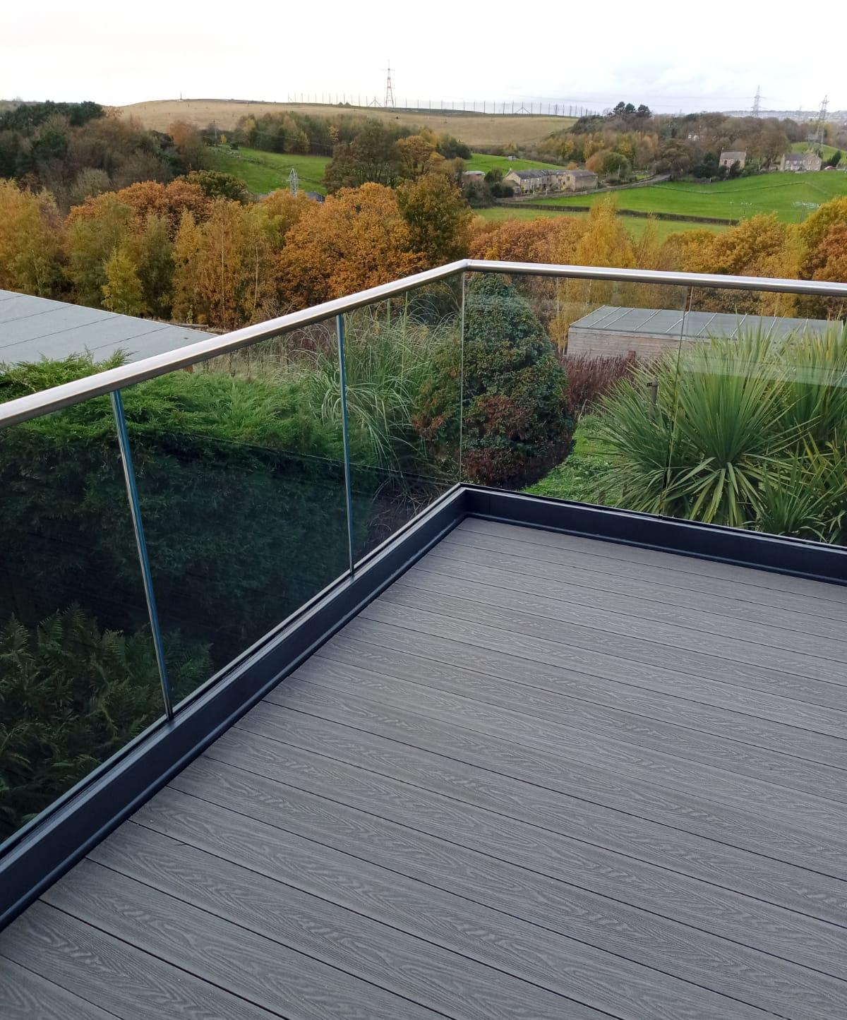 Inexpensive balcony aluminum railing designs U channel glass railing for balcony deck stair railing design