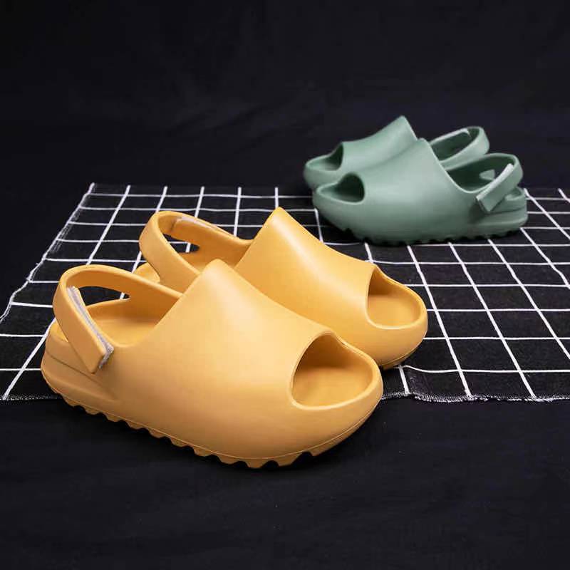 Лидер продаж 2021, яркие детские летние пляжные сандалии yeezy из ПВХ на толстой нескользящей подошве, уличные тапочки для мальчиков и девочек