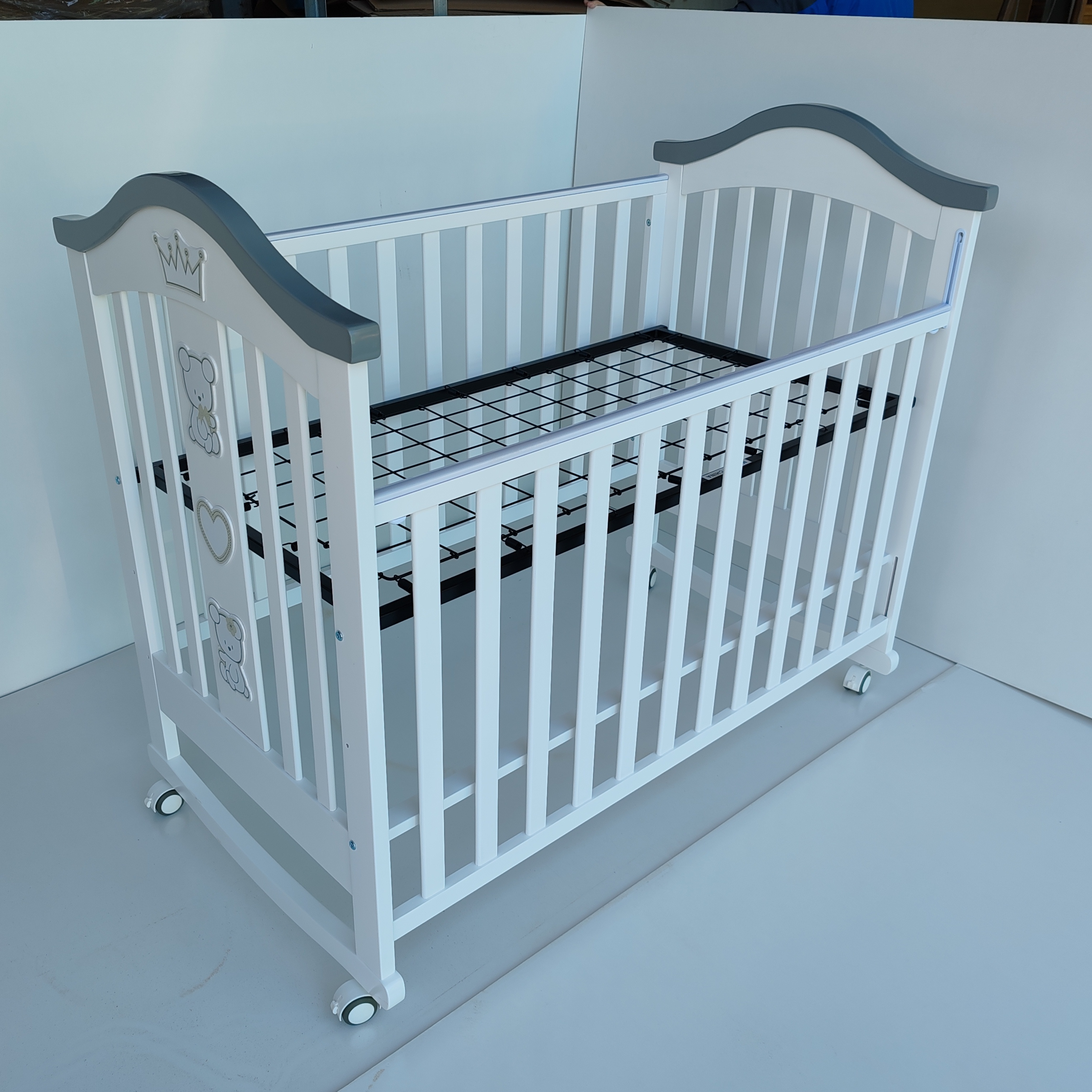 Fashion solid wooden baby furniture kids bed adjustable high cribs online