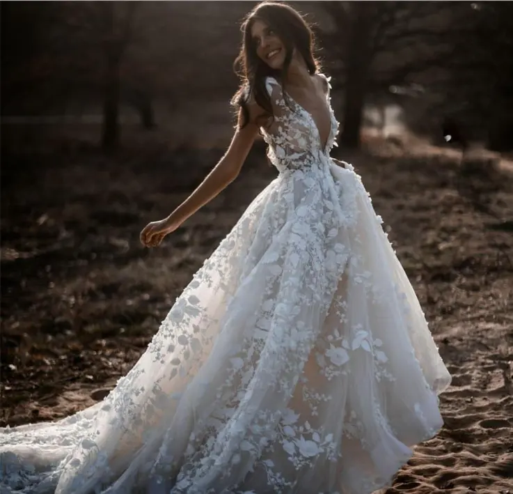 Hot Selling Deep V-neck White Wedding Dresses Elegant Floor Length Floral Lace Wedding Dresses