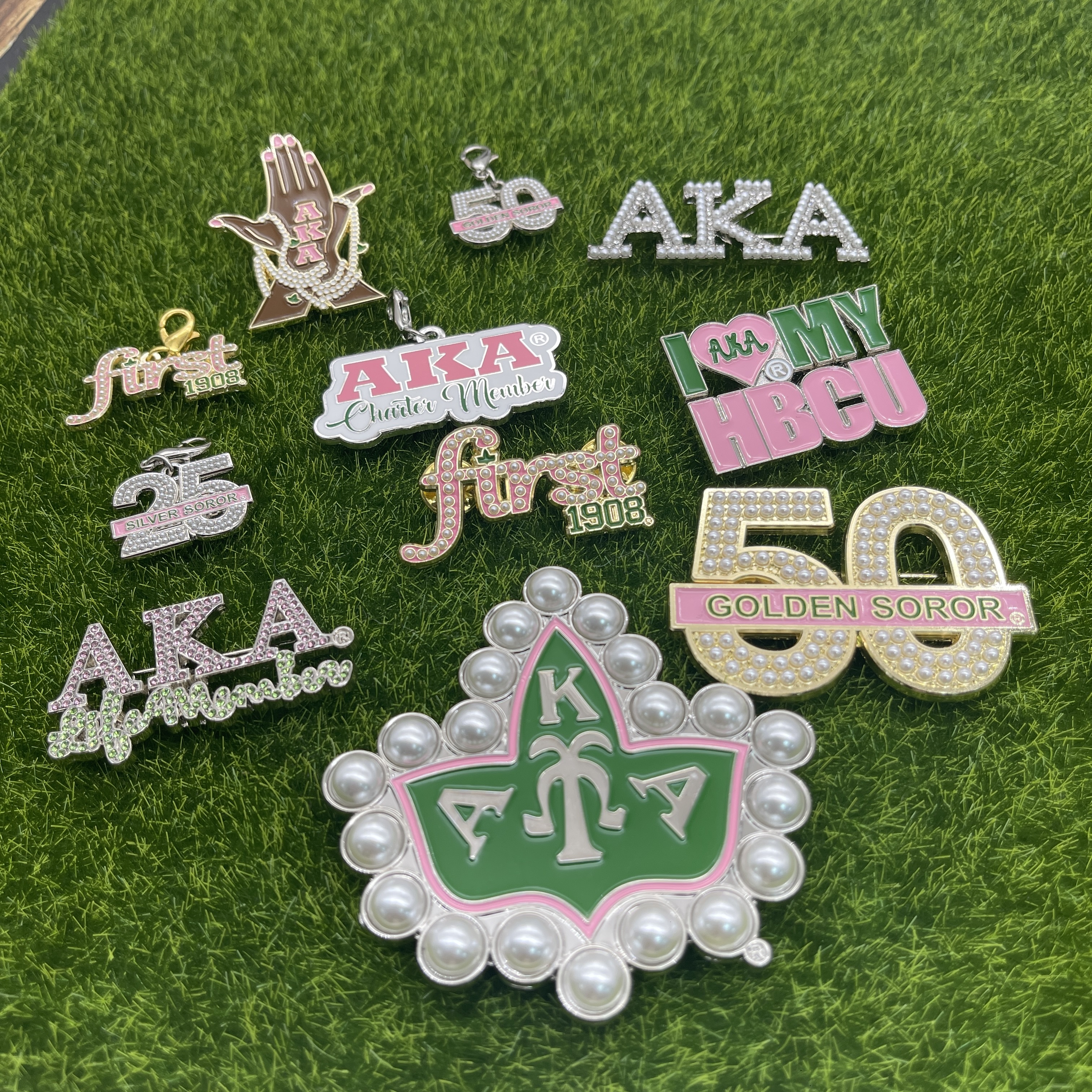 Custom New Style Association White Pearl lettering Metal Badge Brooch Fashion Metal Custom enamel badge pin