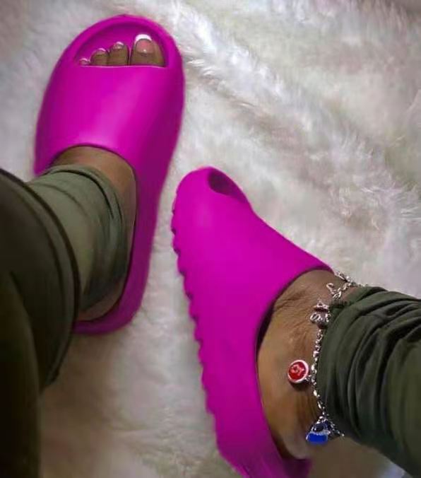 Новинка 2021, модные однотонные фиолетовые Нескользящие женские шлепанцы yeezy в стиле граффити, летние мягкие пляжные шлепанцы из ЭВА