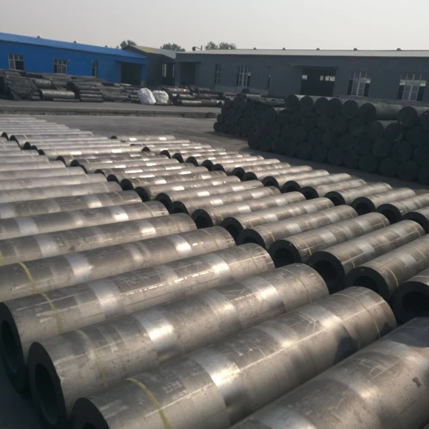 Ultra-High Power Graphite Electrode for Smelting Furnace Low Resistance with Good Density Essential Mining Equipment