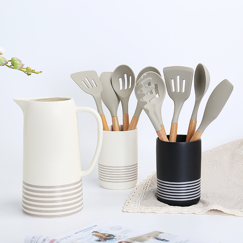 Creative matte medium temperature ceramic cup water leakage proof + silicone pot scraper scratch proof smokeless pot + scratch p