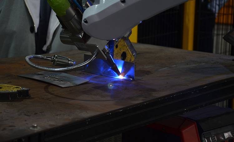 Arm Weld Fiber Automatic Metal Air Cooling Laser Welding Robot