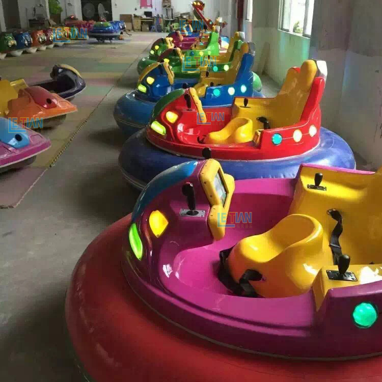 В помещении выставочного комплекса игры батарея dodgem семьи НЛО надувные бампер автомобили для детей и взрослых