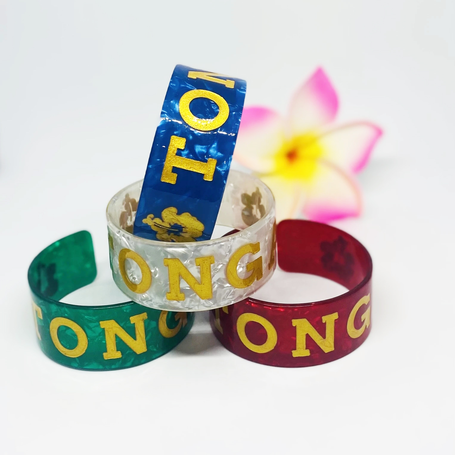 2021 fashion bangles tortoise acrylic shell material with gold tonga engraved cuff bangle bracelet for girls pacific island
