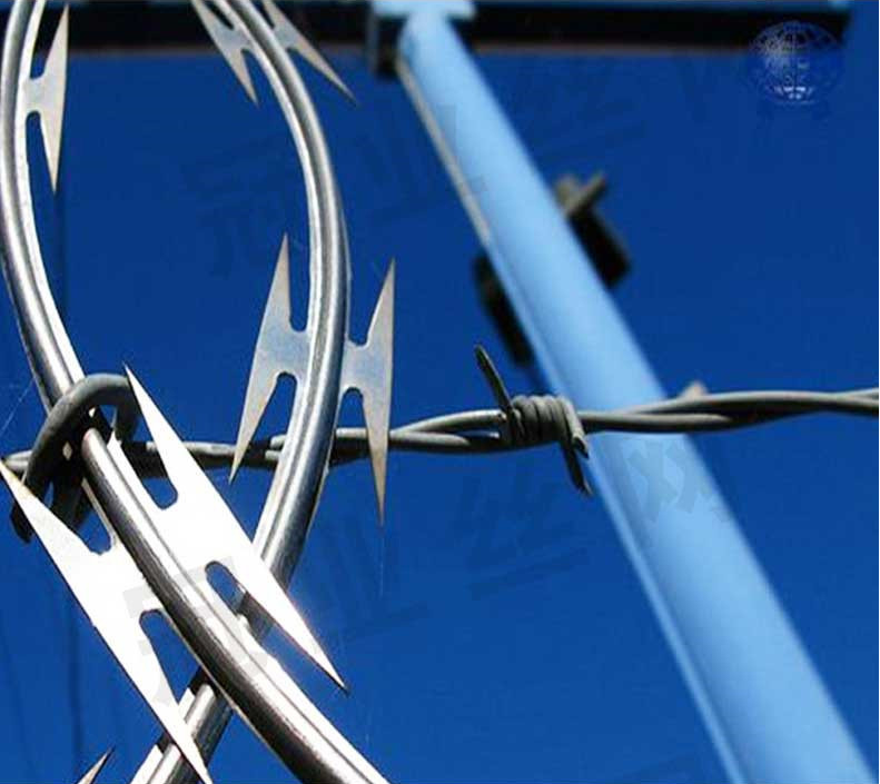 Проволока для бритвы в аэропорту на верхней части забора