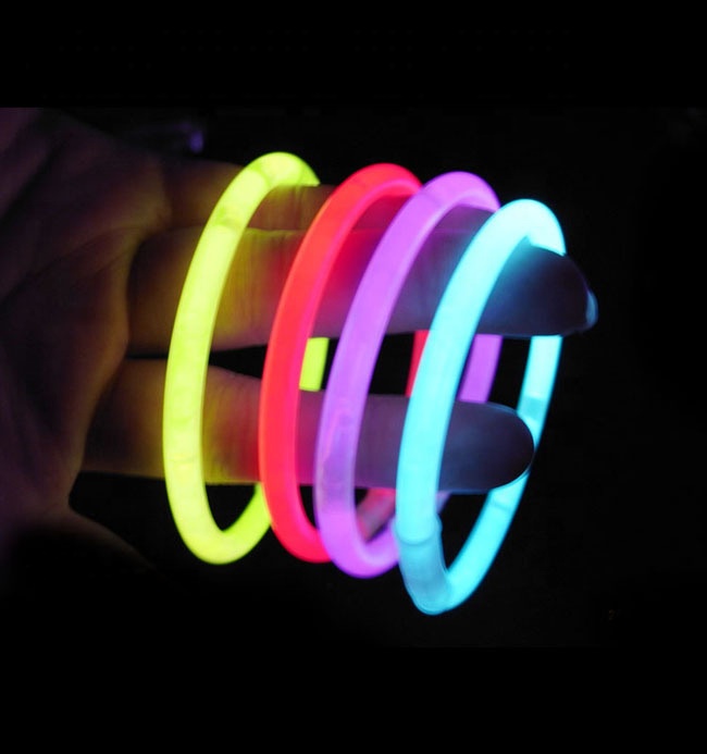 Светящиеся палочки Glo в темноте 8 дюймов и соединители для браслетов и ожерелий 100 карат. Упаковка