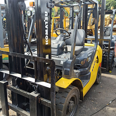 Б/у мини-вилочный погрузчик komatsu fd25, б/у 2,5 тонн, вилочный погрузчик komatsu на продажу