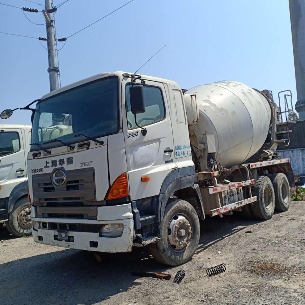 Бывшая в употреблении в Японии Бетономешалка hino 700 по хорошей цене