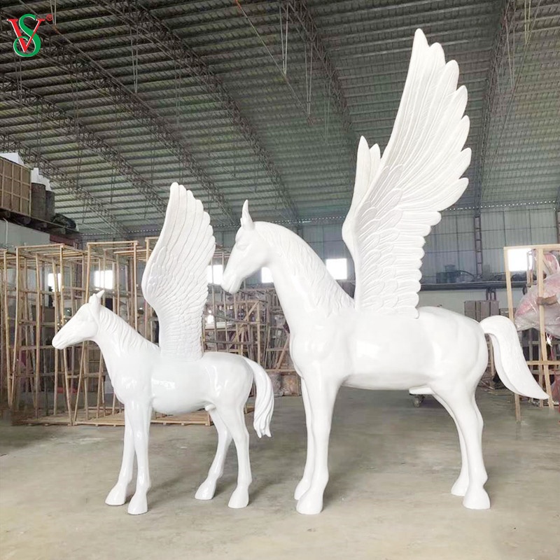 Уличный пейзаж, живописные 3d-статуи животных из стеклопластика, летающая лошадь из полирезины, большие статуи животных