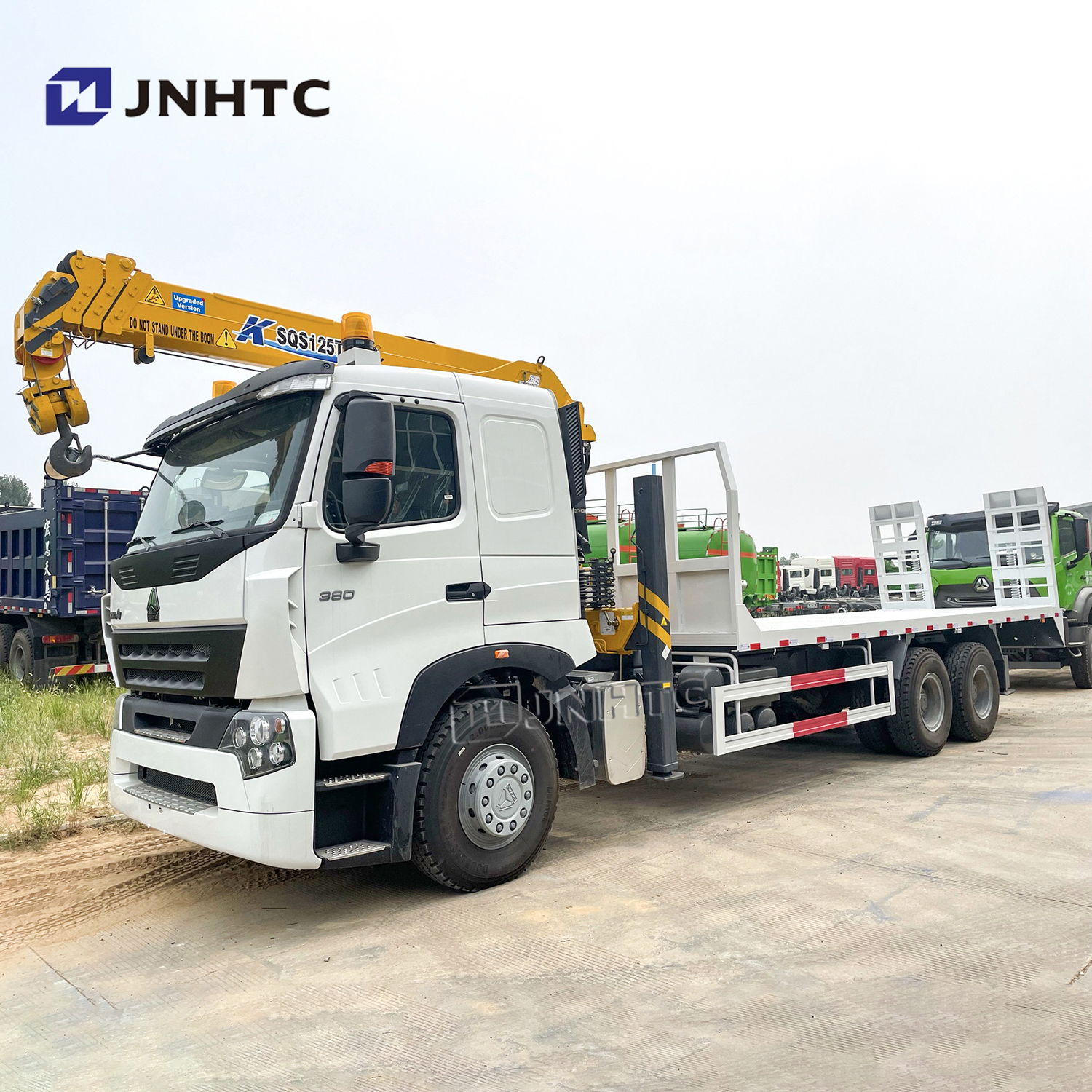 Sinotruk A7 flatbed 8 meters cargo truck for machinery transport Howo road wrecker truck with 5T crane
