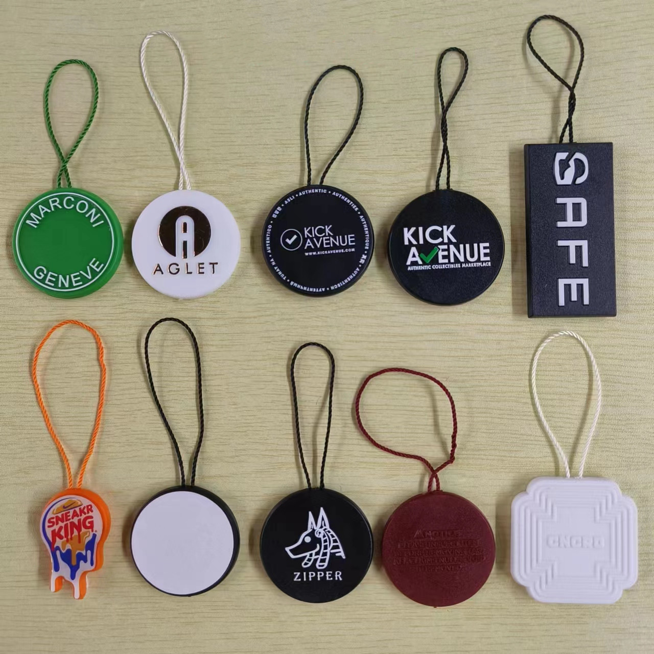 OLIAN High Quality Custom New Type Plastic Seal Hang Tags 3D Embossed Shoes Clothing Authentic Verified Green Round Garment Tag