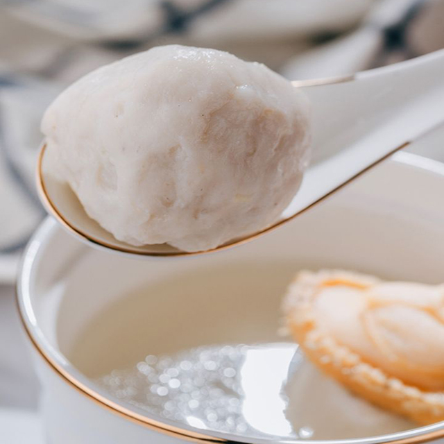 Горячий горшок Oden, эфирные шарики рыбы, мясо рыбы, свежее и нежное мясо