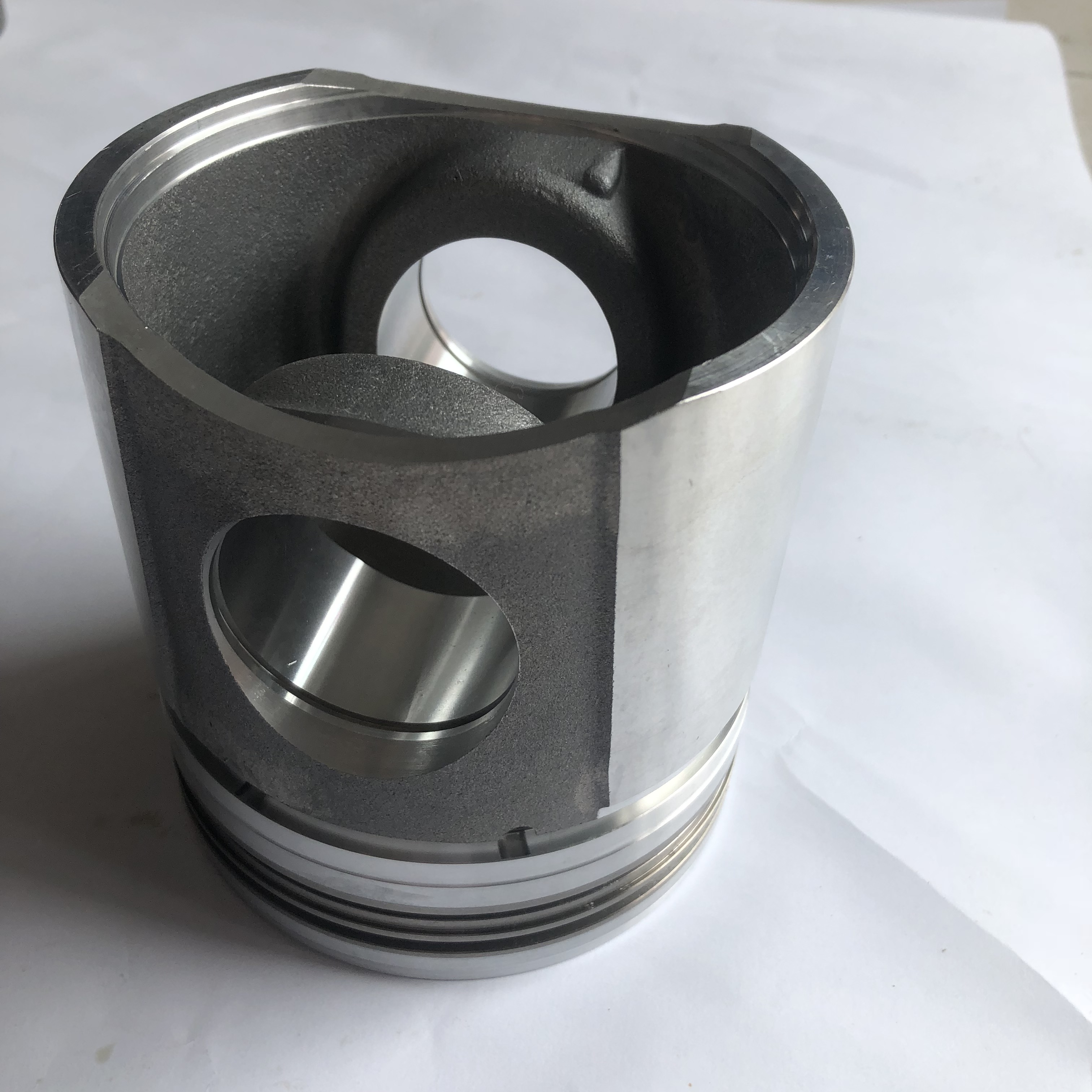 High Quality QSB6.7 Diesel Engine Piston 3943446