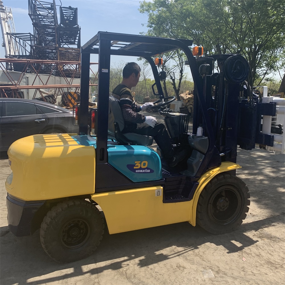 Хорошая цена дуплекс Япония оригинальный Komatsu FD30T-16 FD30T-14 FD30 3 тонн дизельный погрузчик для продажи
