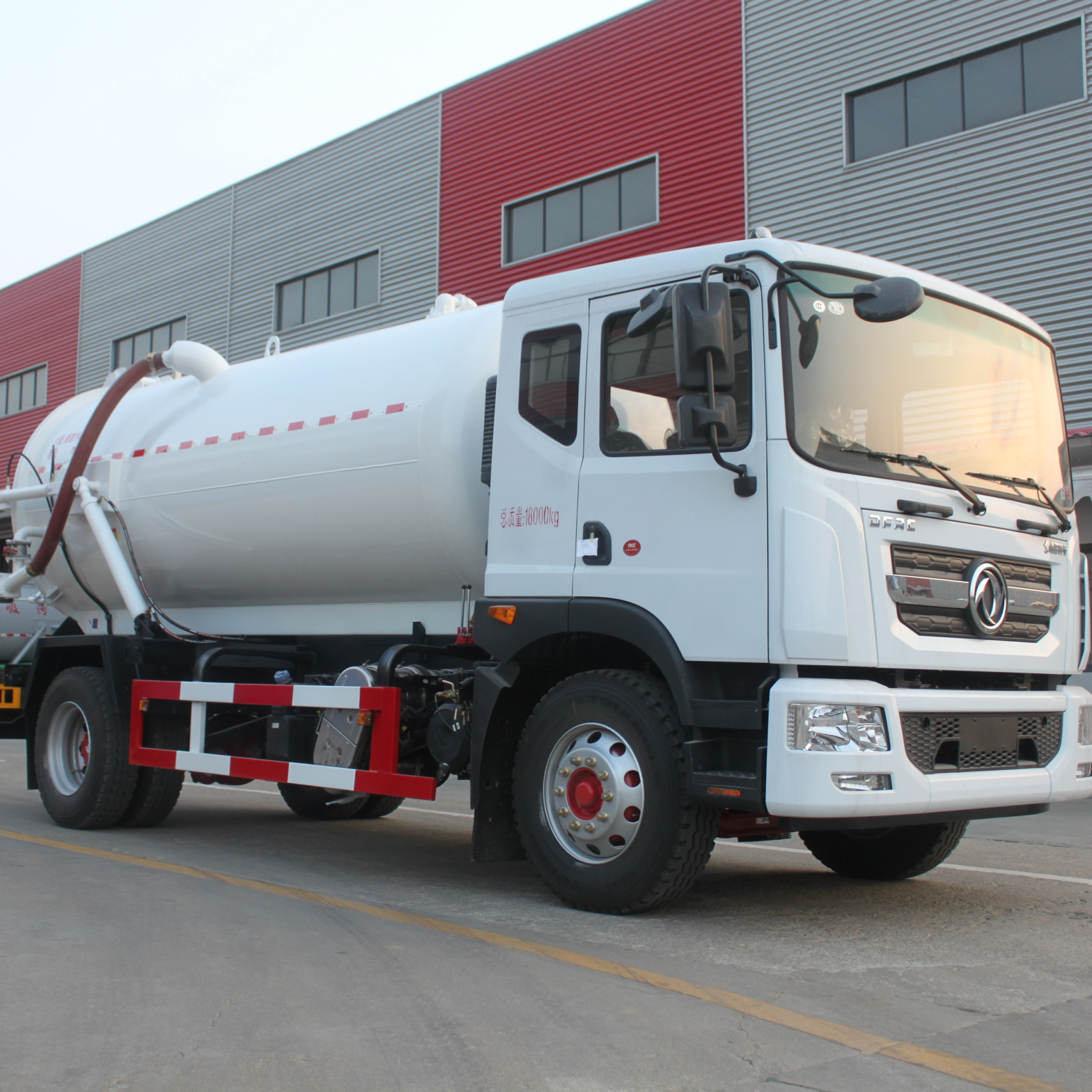 Автоцистерна dongfeng для всасывания сточных вод в Дубае