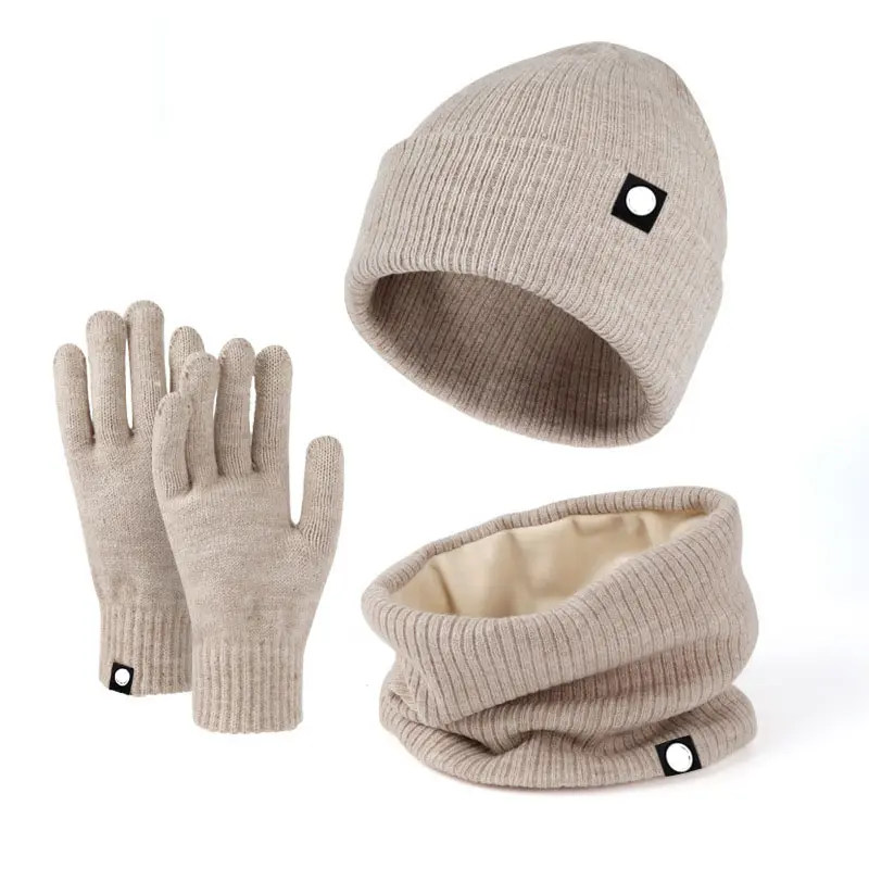 Оптовая продажа для мужчин и женщин, комплект из 3 предметов, акриловая вязаная зимняя шапка с шарфом и перчатками в комплекте с кожаные ярлыки