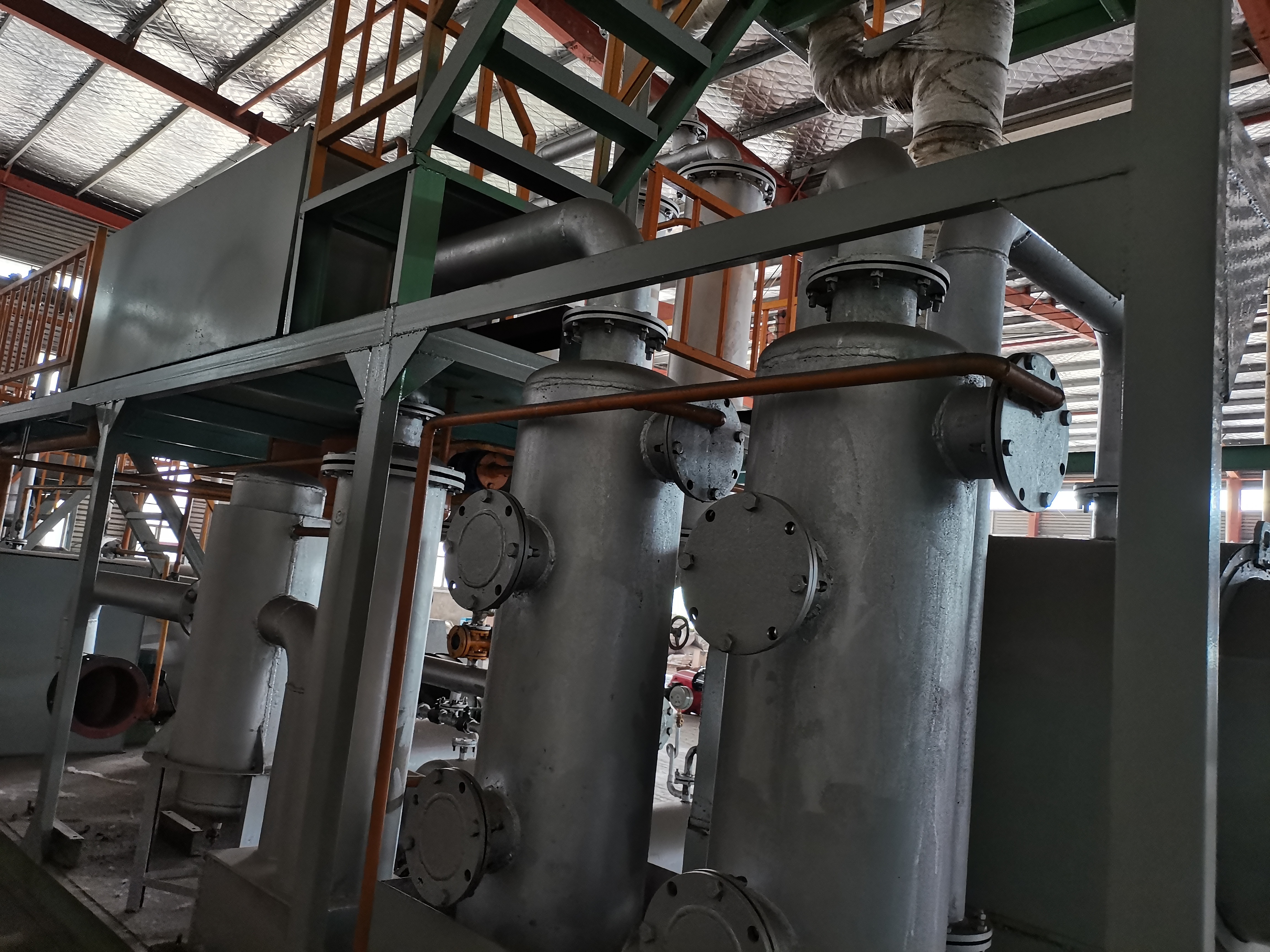 Refining diesel and gasoline from crude oil waste oil of 20 ton distillation equipment