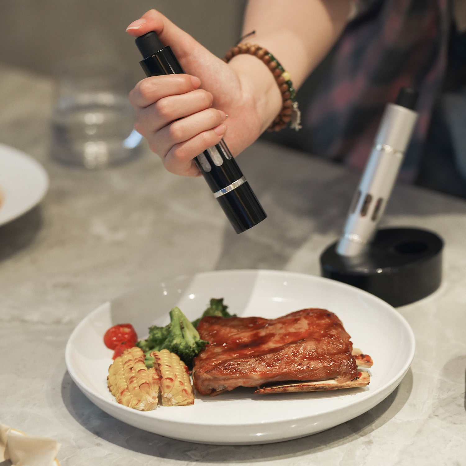 New Design Hot Selling Mini One Handed Thumb Press Salt And Pepper Grinder Dry Spice Mills Portable Pepper Grinder Set