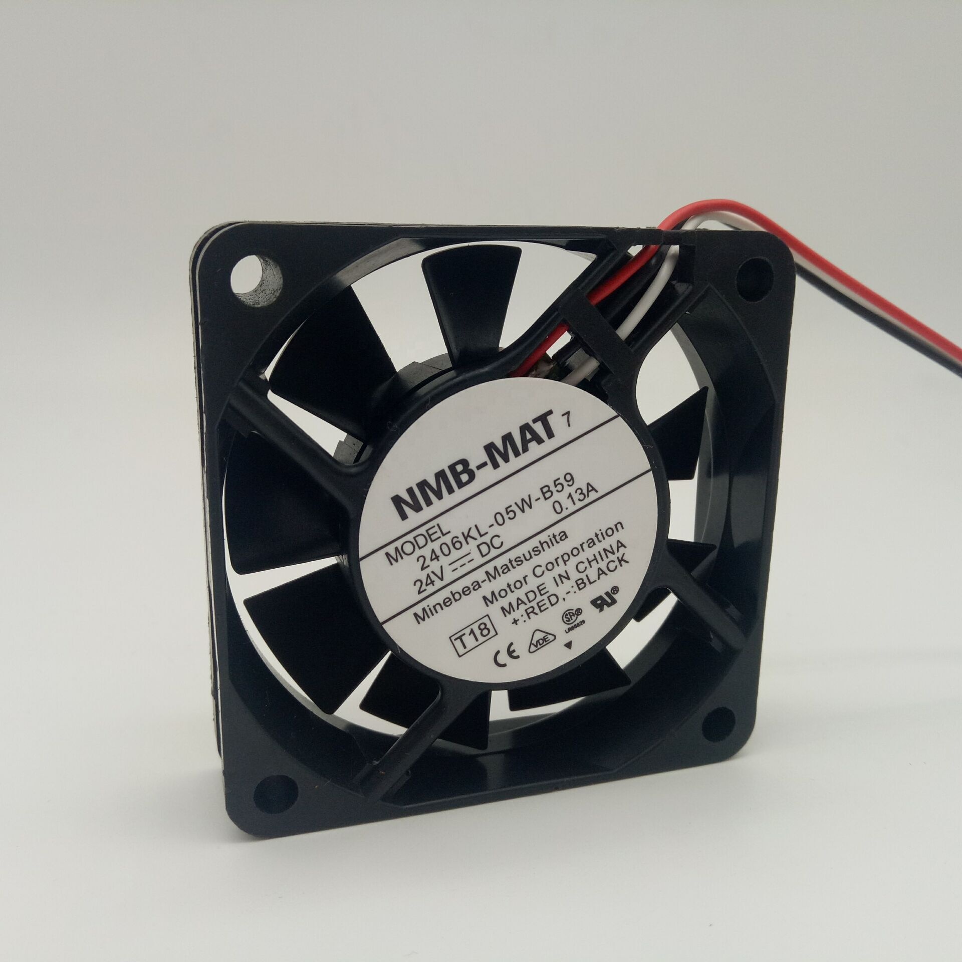 NMB-MAT/мини-лаборатория 2406KL-05W-B59 24V DC 1.80A DC 60*60*15 мм