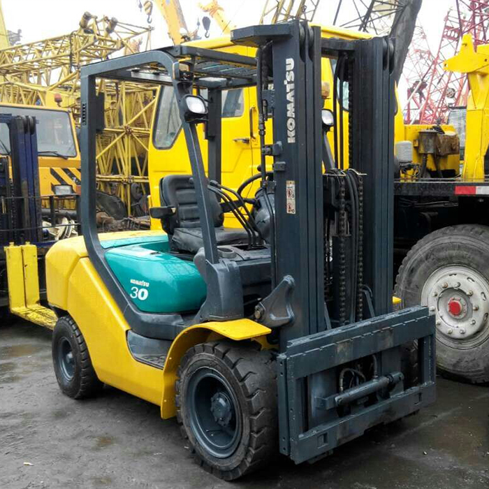 Sideshift 3 тонны 5 тонны используемый дизельный вилочный погрузчик Komatsu с тройным мачтовым движением FD30 FD50 Подержанный японский вилочный погрузчик