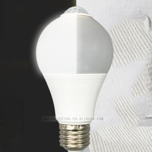 Энергосберегающая лампа Smart Human body PIR led buld с датчиком освещения