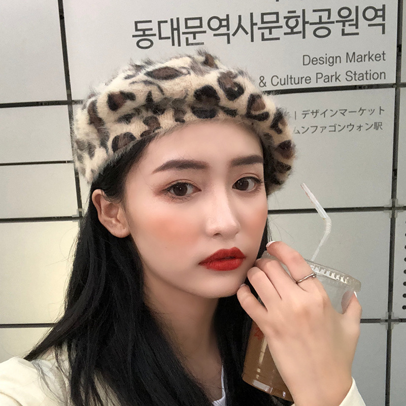 Autumn Retro Cute girl fashion french Painter Cap Real Fur Pom Pom Hats Winter Women Leopard Beret Hats