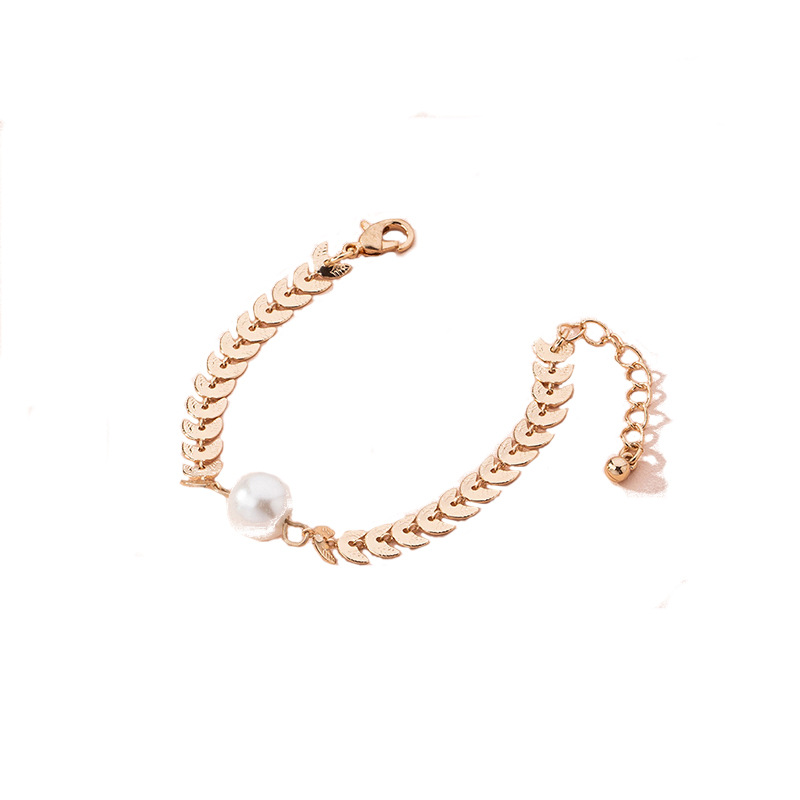 Elegant 18K Gold Plated Chain Pearl Bracelet Simple Pearl Pendant Crescent Moon Chain Bracelet For Women