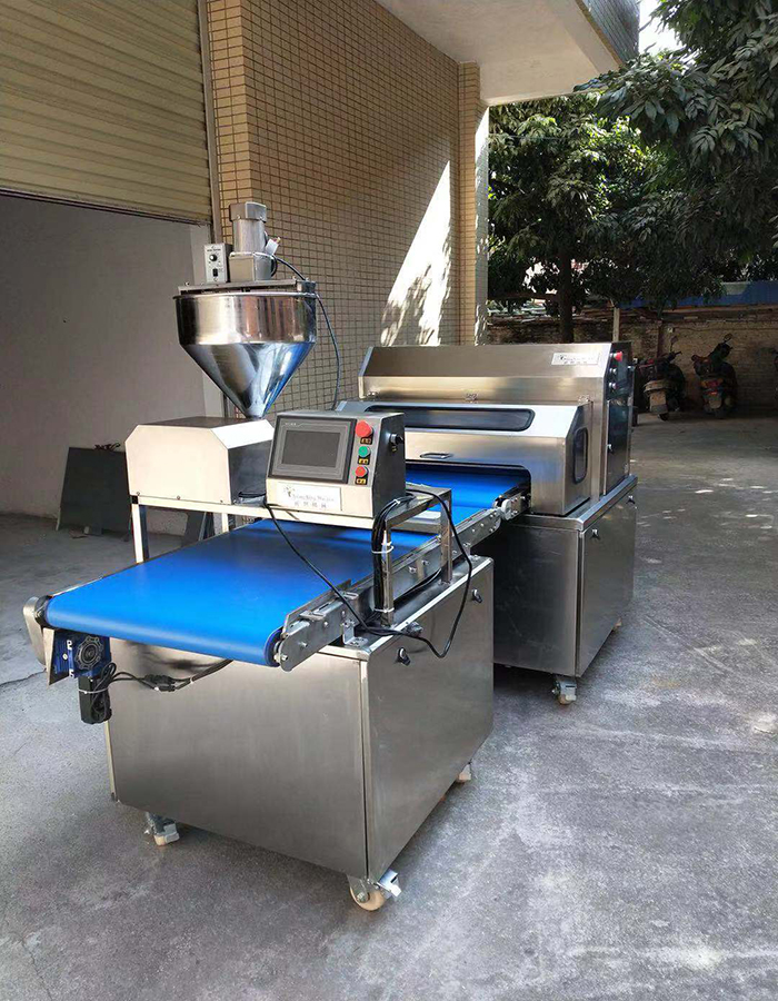 Automatic swiss roll cake making chocolate chocolate spreading spreader rolling machine