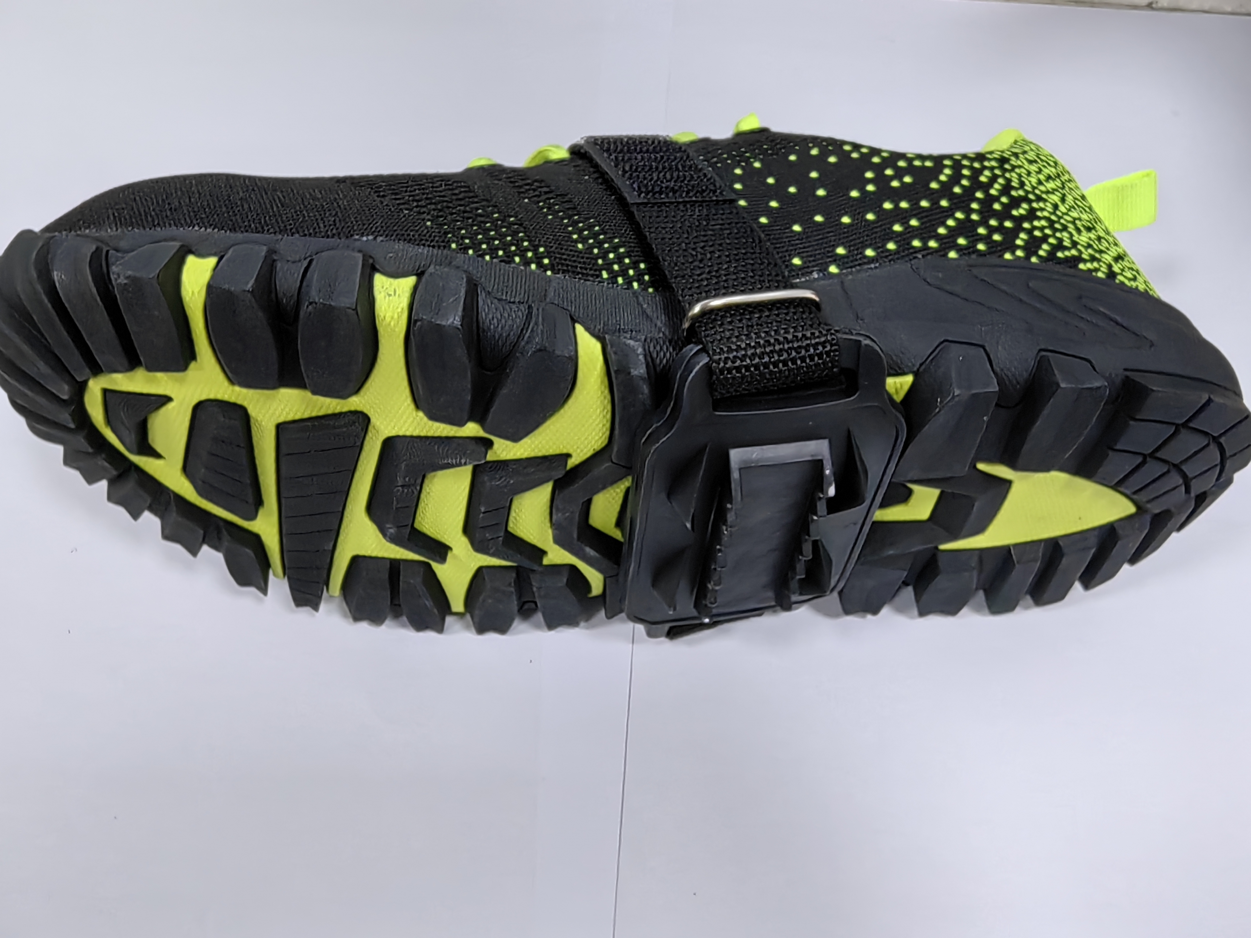 Unisex Concrete Spike Shoes Mid-Sole Metal Cleats Anti-Slip Outsole Ice Cleats With Snow Chains for Traction Aid Safety Shoes