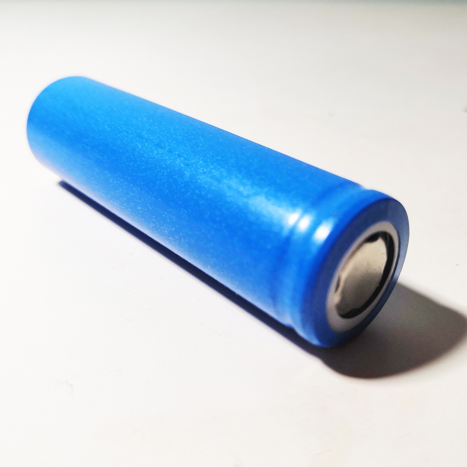 Заводская цена перезаряжаемая упаковка EBL 18650 3,7 V 2500mAh литий-ионная перезаряжаемая батарея
