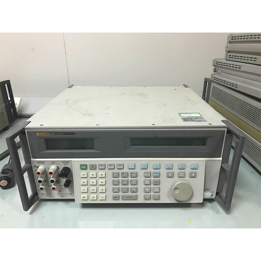Fluke 5500A многофункциональный калибратор с питанием от аккумуляторной батареи