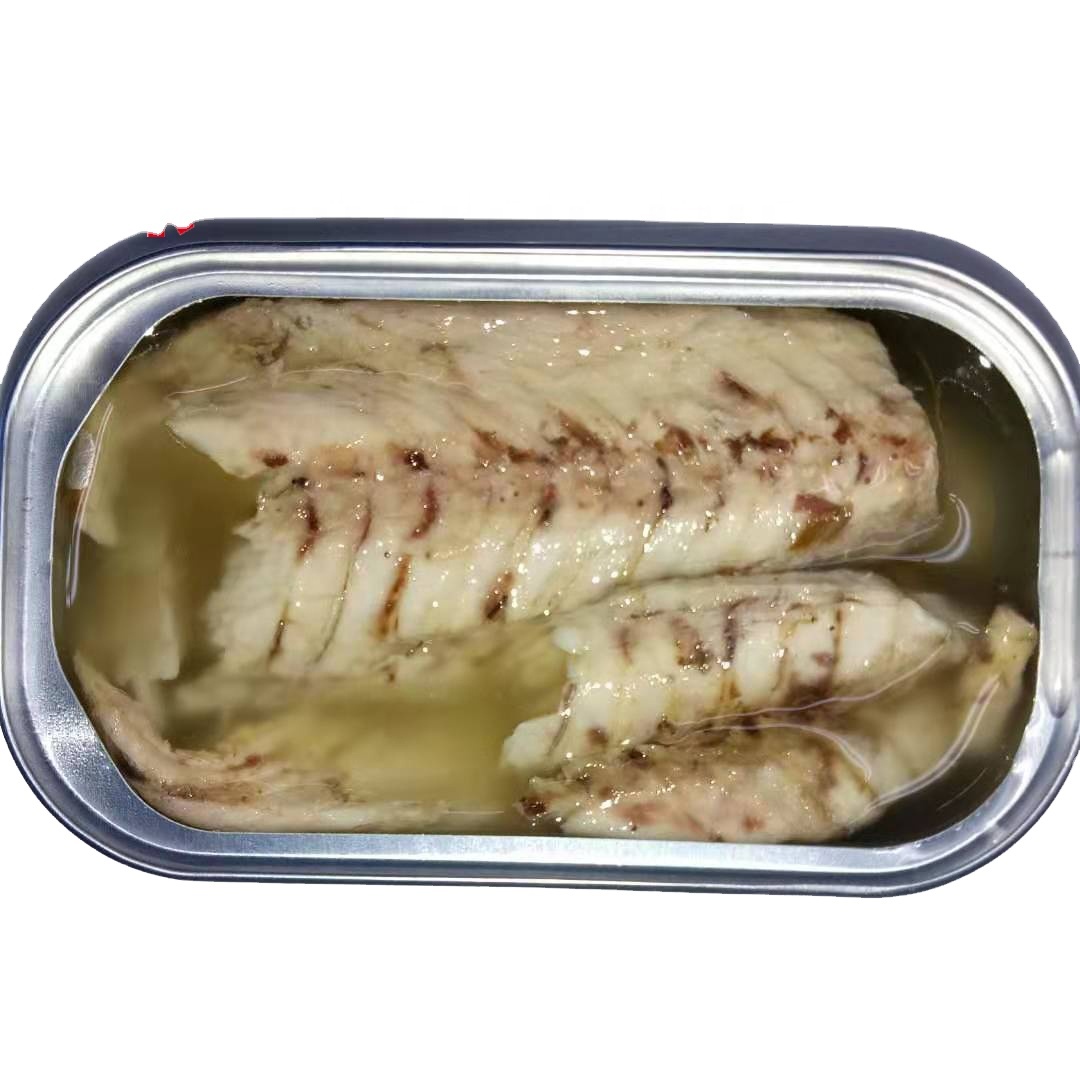 Консервированные куски скумбрии, филе в томатном соусе, здоровая еда